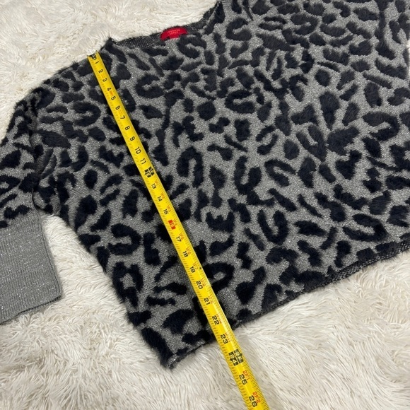 Jennifer Lopez Leopard Metallic Grey Fuzzy Printed  Sweater Size Large - Picture 3 of 10